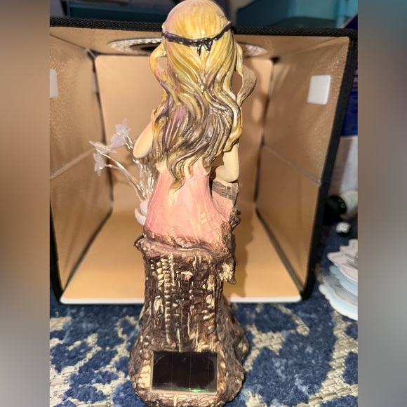 Beautiful girl with led glowing flowers - Picture 6 of 10